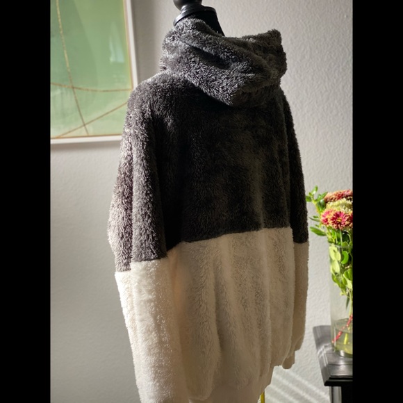 Soft, Furry and Oh-So-Comfy Pullover with Hood, M - Picture 5 of 8